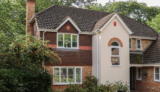 14 QUEEN VICTORIA COURT, family friendly in Farnborough