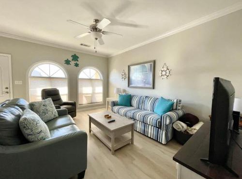 148 Beau Clair - Beachside Townhome with Pool in Long Beach