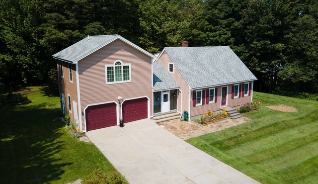 14mi to Mt. Snow! Arcade, Private Suite, King Bed, Family-Friendly, Weber Grill
