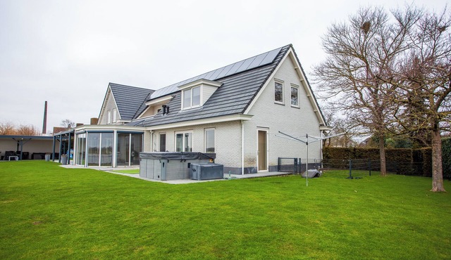 14P 7B Family Villa with Dock & Jacuzzi
