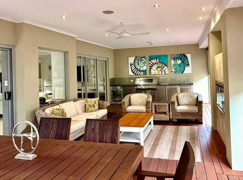 15 Luxury Exec Living Outdoor Oasis 4BR & Parking