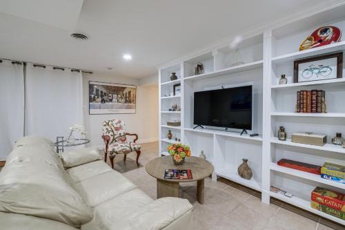 15 Mi to The White House! Modern Apt w/Deck