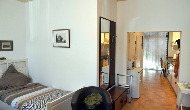 15 min from Neuss main station. Apartment for rent in quiet residential street.