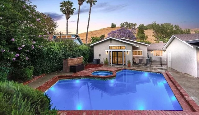 15 min to Hollywood Burbank Airport and for extended stays! Large home w/pool.