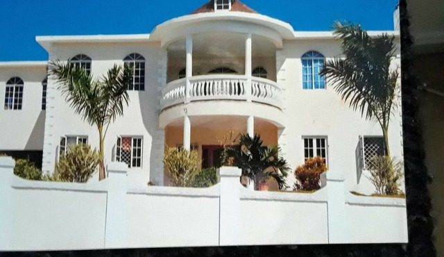 15 mins to airport. Entire 1st floor 2 bedrooms, 2 bathrooms Sleeps 4.No sharing