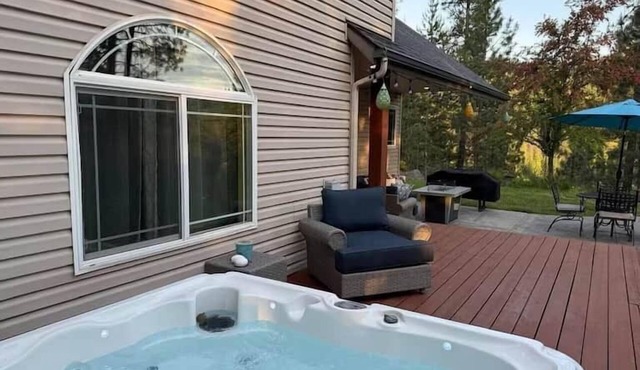 15 mins to Silver Mtn Resort! Hot tub, pool table