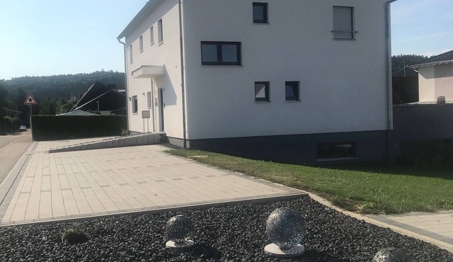 15 Minuten vom Freizeitpark und Seen Entfernt. Ferienwohnung in Ruhiger Lage