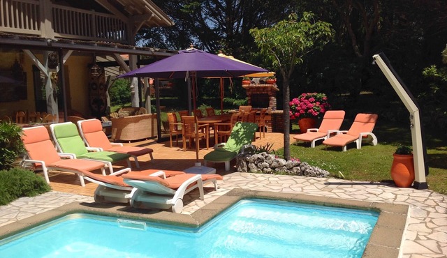 150 m from the beach, very pleasant villa with private heated pool