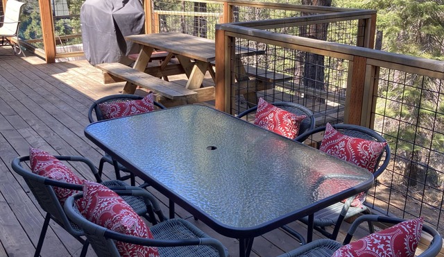 1500 sq ft deck - 5 BR home w/8 beds, hot tub, fireplace - close to town, 1 acre