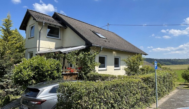 152 m² vacation apartment Quiet location on the edge of the village Overlooking the Rhine Valley Opposite the Loreley