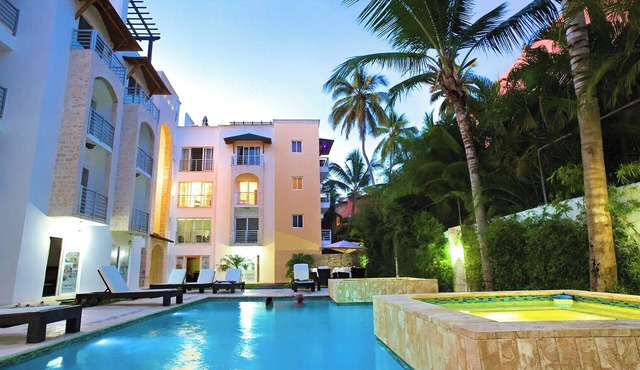 15BR Spacious Multi-Unit Retreat with Rooftop Plunge Pool - Walk to Beach +Bonus
