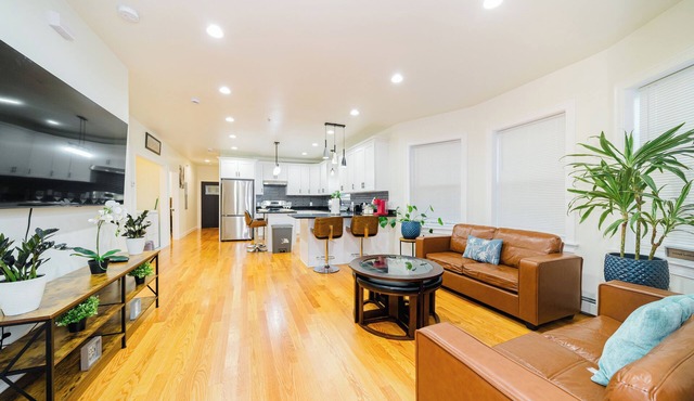 16/2 Bright & Airy 4BR Family Home in Worcester near Parks w/Summer Outdoor Fun