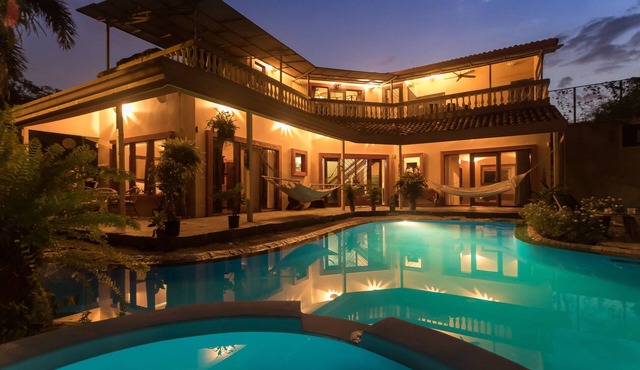 🌴16 Bed Compound Oasis 🌴Downtown Jaco with Private Pool & Hot Tub