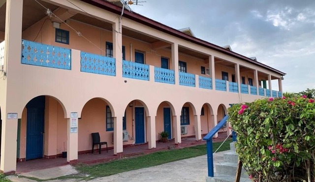 16 bedroom guesthouse in black river st elizabeth