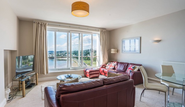 17 Astor House - premier apartment with stunning south facing uninterrupted sea views with juliette