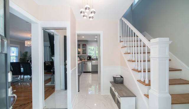 17 Mins from UBS Arena/Hot tub/Game Room/King Bed