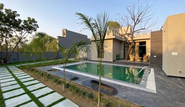 1983 garden with pool villa