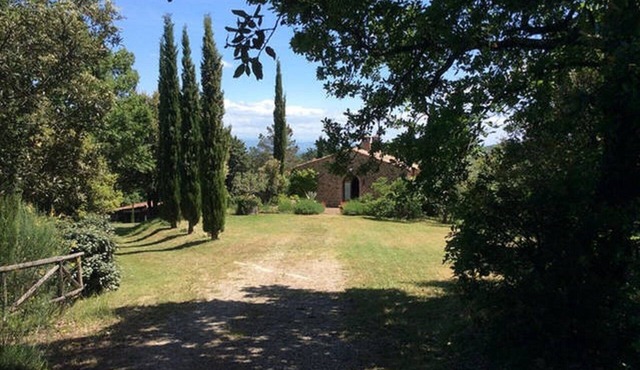 19th century farmhouse on a hill between magical valleys and Sienese hills