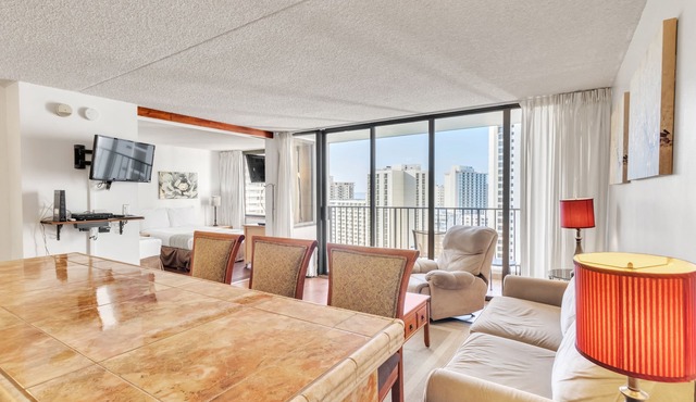 19th Floor Condo with Lanai & Sea Views - FREE Parking!