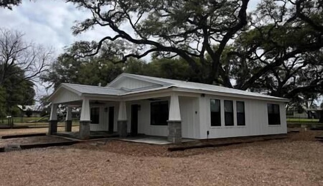 1A- Country Escape Under TX Oaks!