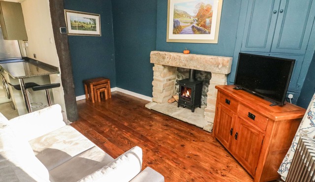 1A LOWER CROFT STREET, pet friendly, with open fire in Settle