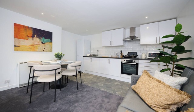 1A Warm, Bright & Practical: Central Bedford 2BR Flat
