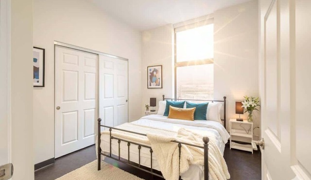 1BD Central High Corner Loft Near Bridges Stadium