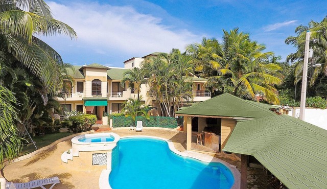 1BD chica-friendly condo steps from clubs, free breakfast, pool/AC/TV/wifi!
