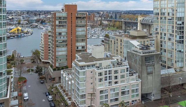 1BD+Den condo, with free parking in Downtown!