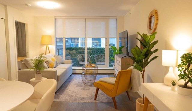 1BD Downtown Vancouver Condo with Free Parking