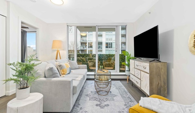 1BD Downtown Vancouver Condo with Free Parking