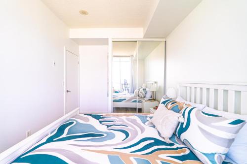 1BD Plus Den Lakeview Suite - Steps to BMO field and CN Tower - Free Parking