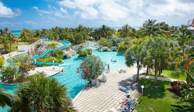 1BD Studio at The Marlin resort with kitchen and AC in Freeport