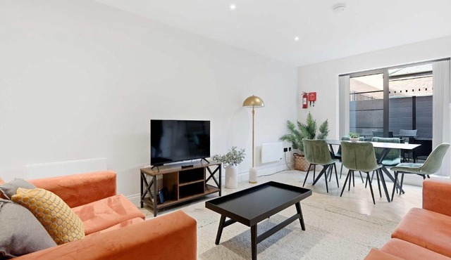 1BED Central Birmingham Flat w Parking & Terrace