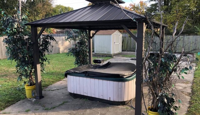 1Br - 1 Br Upscale Crosstown w/Hot Tub Sleep up to 4