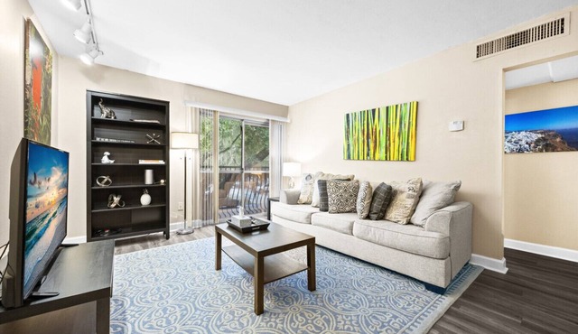 1BR/1B walking distance to Shands/UF/VA, Pool!