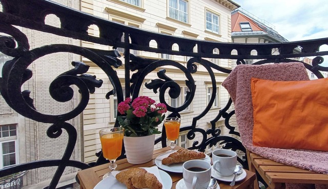 1BR/1BA, AC ♥ Elegant & Bright Suite with a Private Balcony Overlooking Downtown