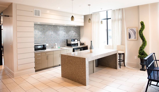 1Br/1Ba, WorkSpace, Wine,Uptown, Near Stadiums 318