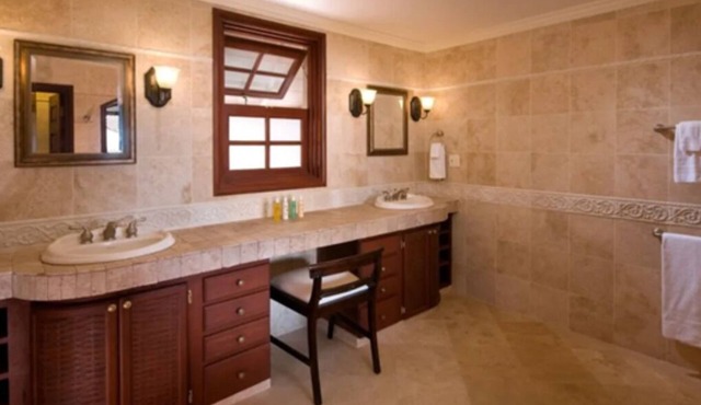 1BR/2BA with Kitchen & Private Roof Top Deck w/Pool