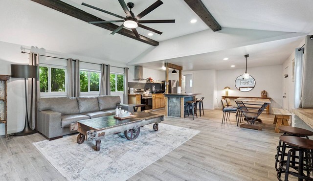 1BR 4 mins from St. Anthony with a dedicated desk — built for work stays #14B