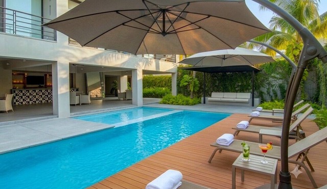 1BR Garden Condo | Walk to Beach | Pool & Gym