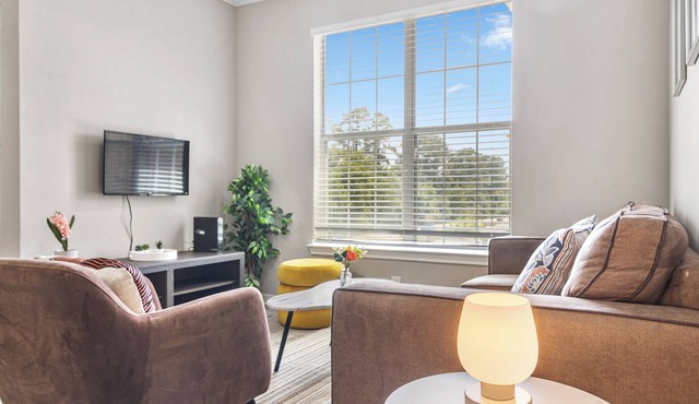 1BR Near The Woodlands + Gym + Pool + Great Location!