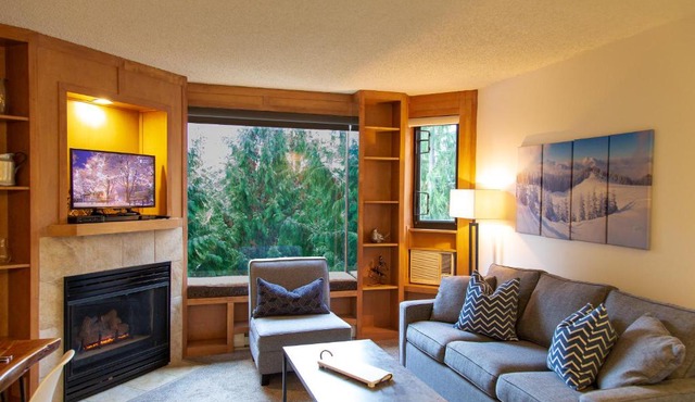 1BR next to slopes on Blackcomb w pool & hot tub