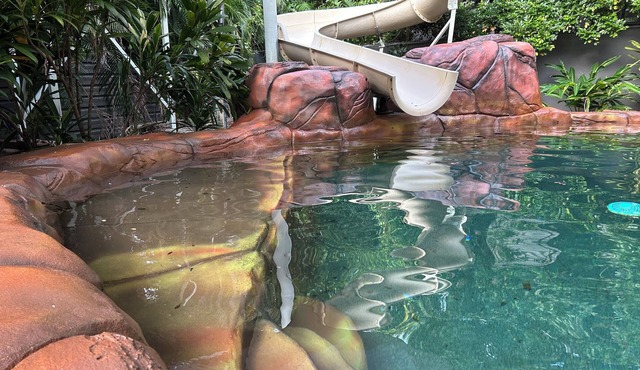 1BR (sleeps 3) - private, modern granny flat with large shaded pool