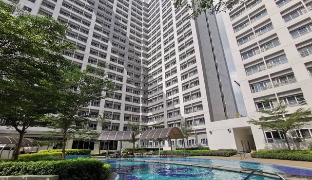 1BR Studio w/Pool, Balcony, Close to Airport, BGC and Sm Aura.