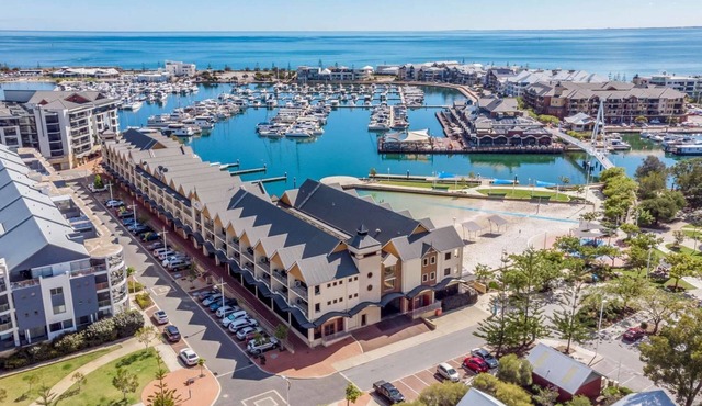 1BR Urban Retreat with Views - Modern Luxury in Mandurah