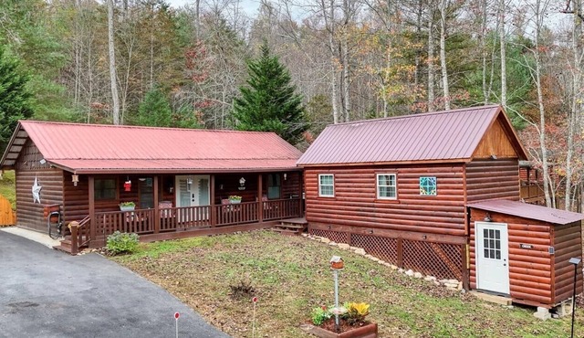 2/2 creek front peaceful cabin with Fiber optic WiFi and bonus room