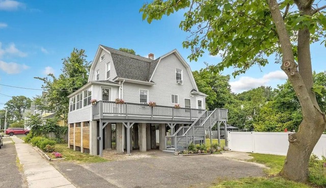 2.3mi from Short Beach, 3 Bed 1.5 bath