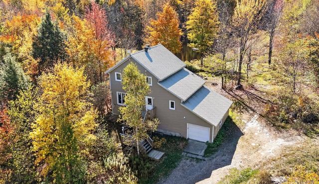 2 Acre Nature Retreat w/Private Lake, Fireplace, Snowshoeing, 90 km from MTL