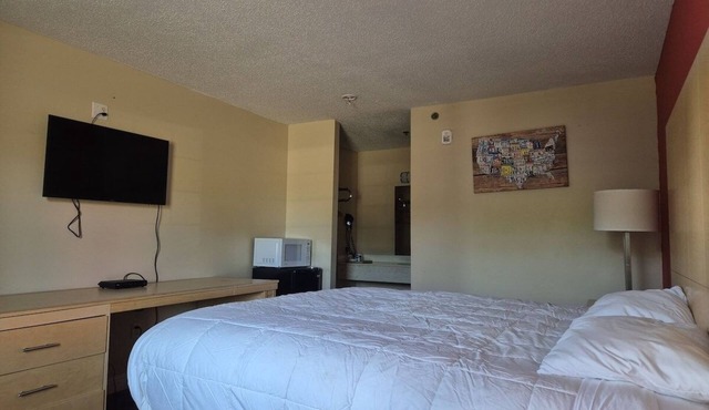 2 Affordable Queen Rooms Surrounded by Historical & Fun Destinations